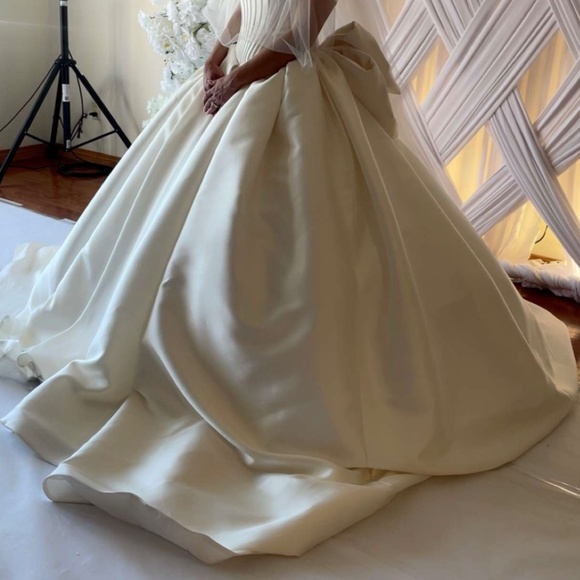 Custom made wedding dress - Picture 3 of 3